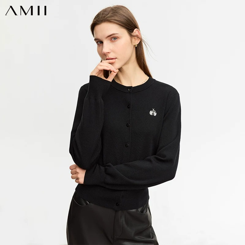 Embroidery Lady Bug - AMII Pull en laine minimaliste pour