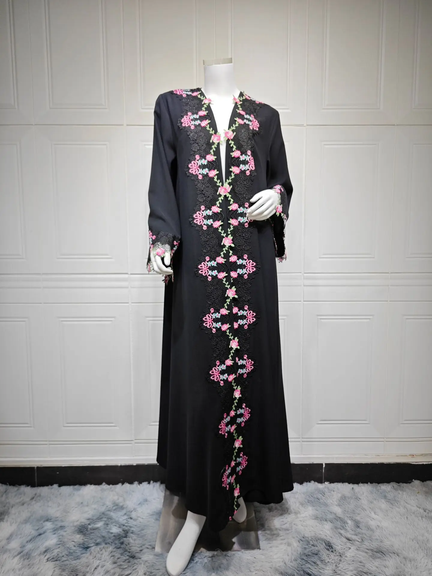 Kimono brodé noir, Jalabiya, A - Embroidery Kebaya avis et prix