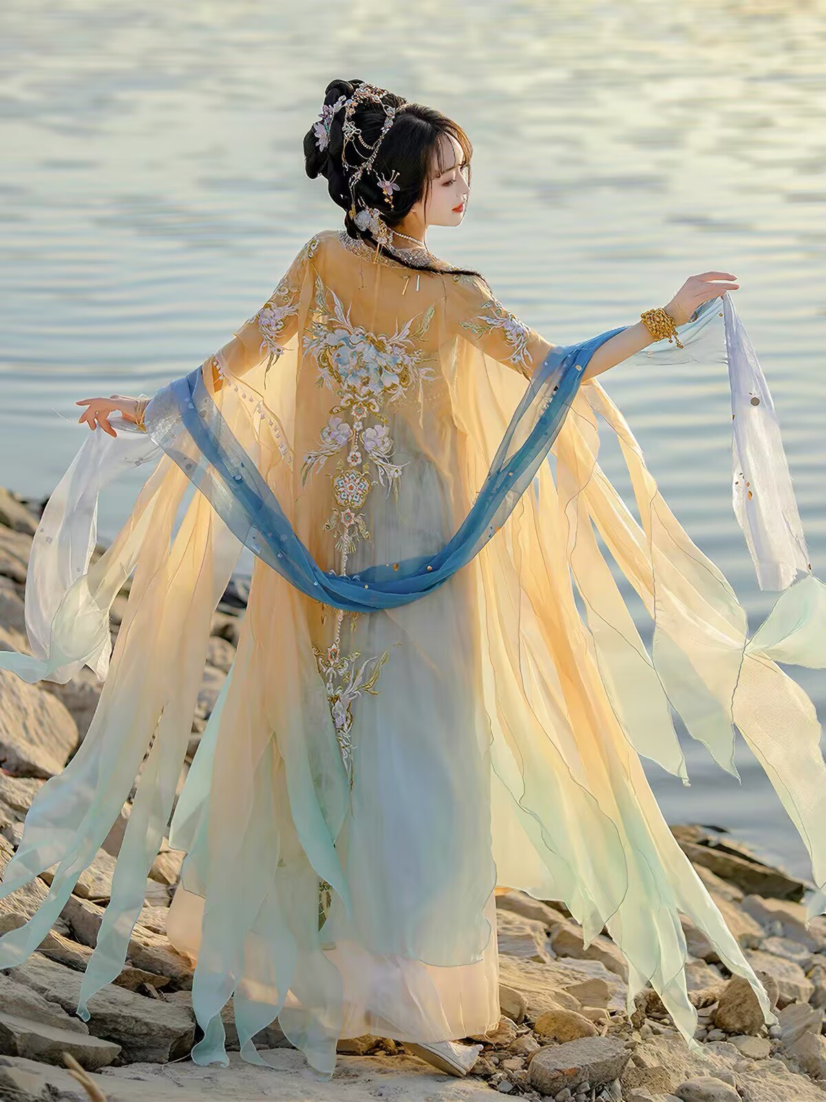 Robe Hanfu chinoise pour femme - Embroidery Yellow Dress avis et prix